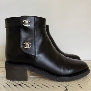 Sz40.5/8.5-9 CHANEL Black Turnlock Leather Ankle Boots with Silver CC Hardware